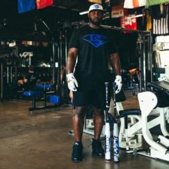 2023 Louisville Slugger Everett Williams 2.0 12" USSSA Slowpitch Softball Bat: WBL2738010 8 2023 Louisville Slugger Everett Williams 2.0 12" USSSA Slowpitch Softball Bat: WBL2738010 -LOUISVILLE SLUGGER Store 2023 Louisville Slugger Everett Williams Pass Em Out Slowpitch Softball bat Lifestyle 3