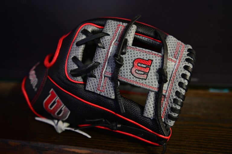 LOUISVILLE SLUGGER Store -LOUISVILLE SLUGGER Store WBW1009861175Lifestyle1 768x512 1